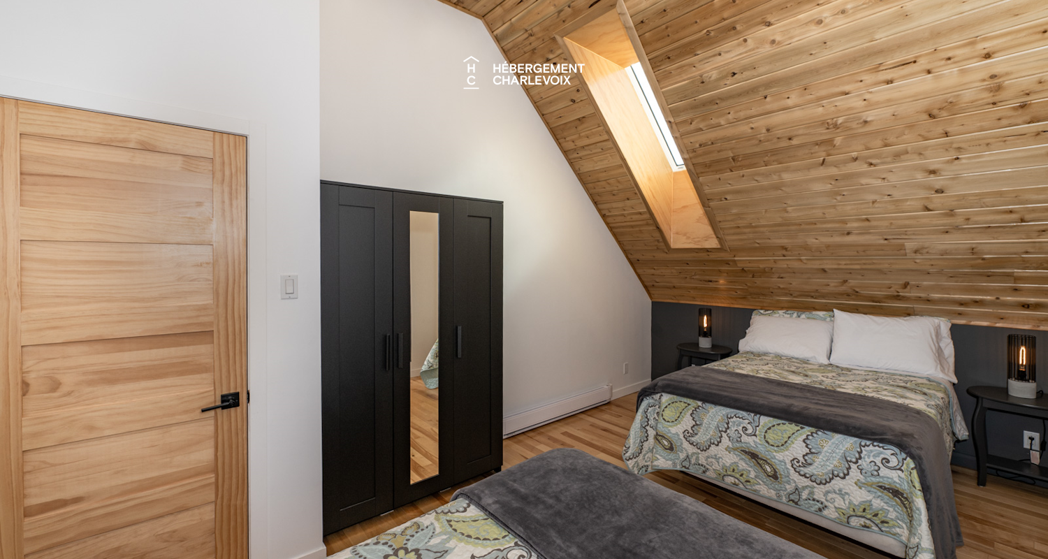 NAF-256 - Cottage on the edge of a lake with trail, waterfall and pond